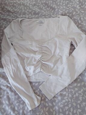 Aritzia Babaton Contour ivory ruched long sleeve crop top